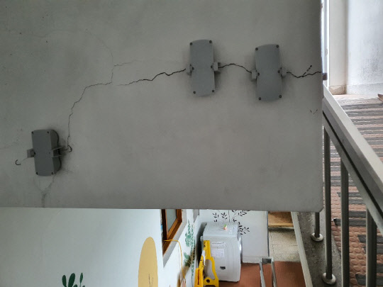 건물 벽면에 균열감지 IoT 센서가 설치된 모습.  한빛맹아원 제공